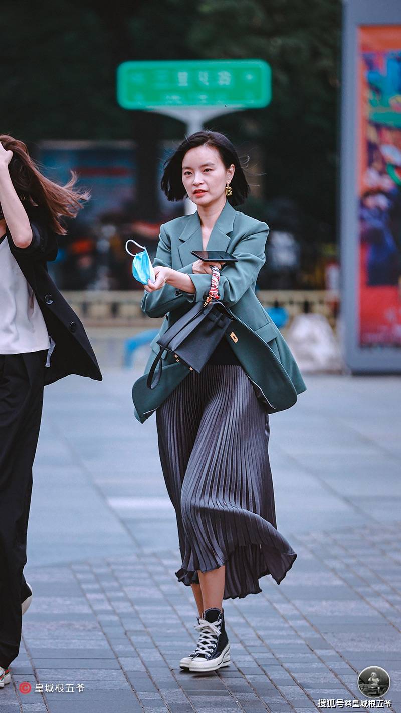 时尚|街拍：其实普通的服装搭配在一起也能够创造出意想不到的效果