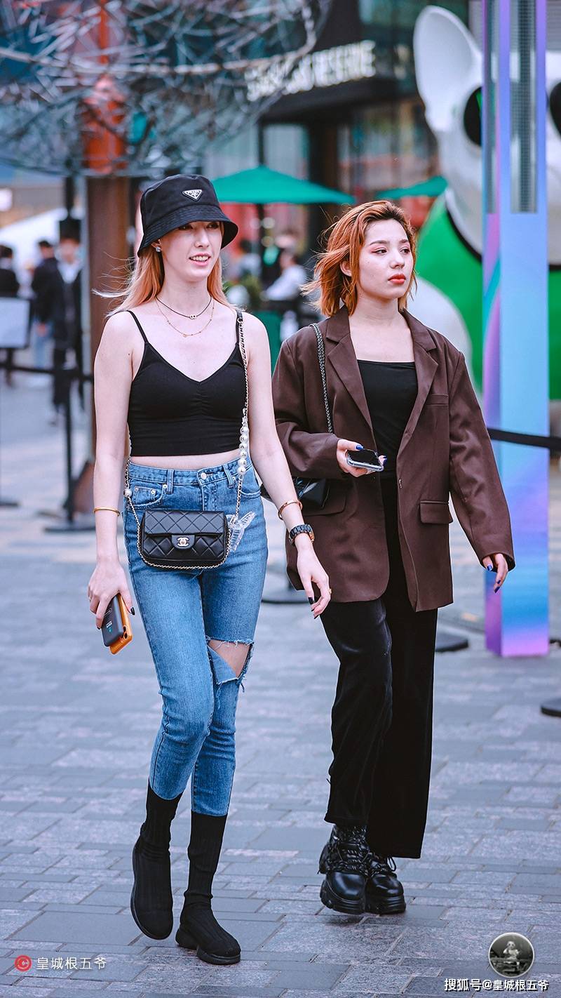 时尚|街拍：其实普通的服装搭配在一起也能够创造出意想不到的效果