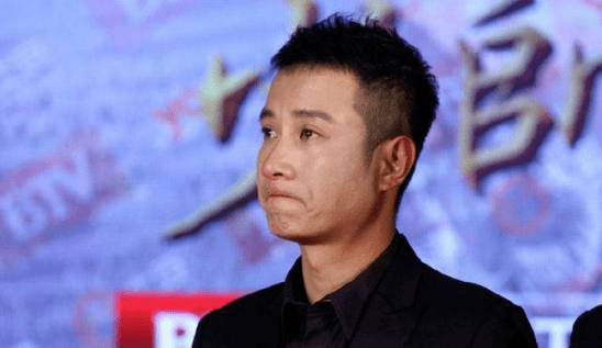手臂|36岁文章现身机场，肩膀宽厚手臂都是肌肉，身材健硕很有男人味