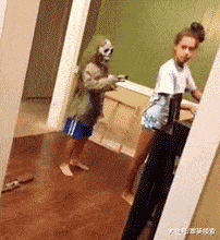 搞笑gif:大姐,门票都买了,哭着也要走完啊