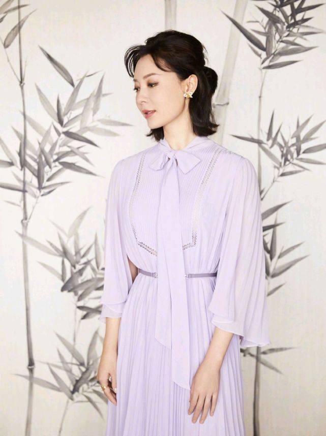 陈数是颜值和气质并存的女子,穿白色镂空连衣裙很时尚
