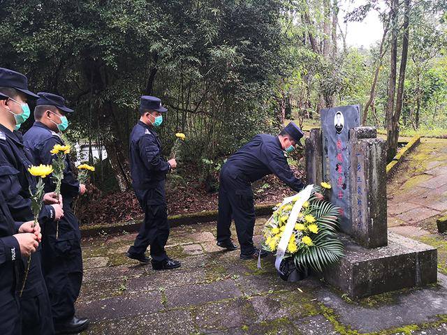 向陈锡华烈士敬献鲜花