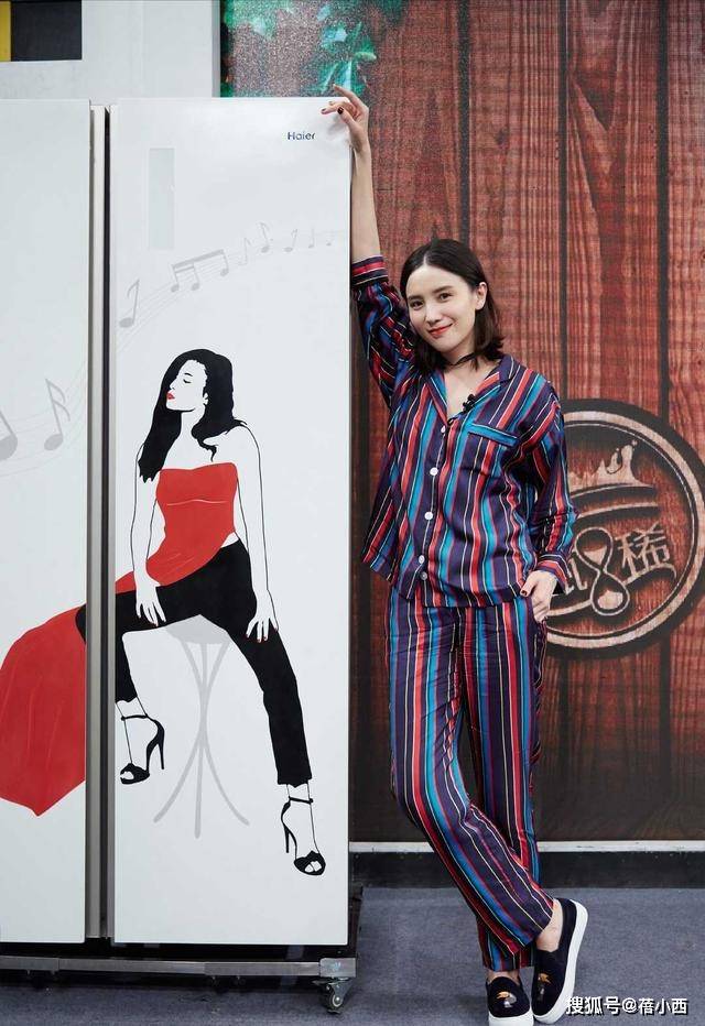 套装|张馨予又“夸张”了，穿大妈款印花睡衣走机场，佛系穿搭只服她