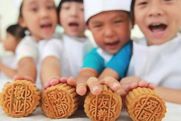 孩子|这几件事要注意，不然对健康不利中秋给孩子吃月饼