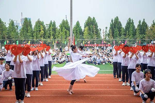 员方队路过主席台学校领导班子检阅入场队伍彩旗队入场运动会入场式整