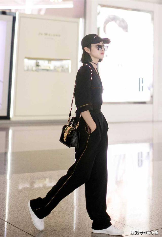 套装|张馨予又“夸张”了，穿大妈款印花睡衣走机场，佛系穿搭只服她