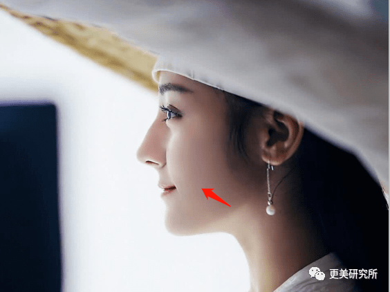 单照美|热巴求你赶紧抗衰吧，单照美出圈，合影却被十八线吊打？