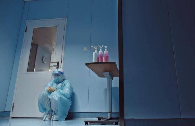 防护|原创抗疫剧《在一起》开播，没有刻意煽情，这些细节很打动人