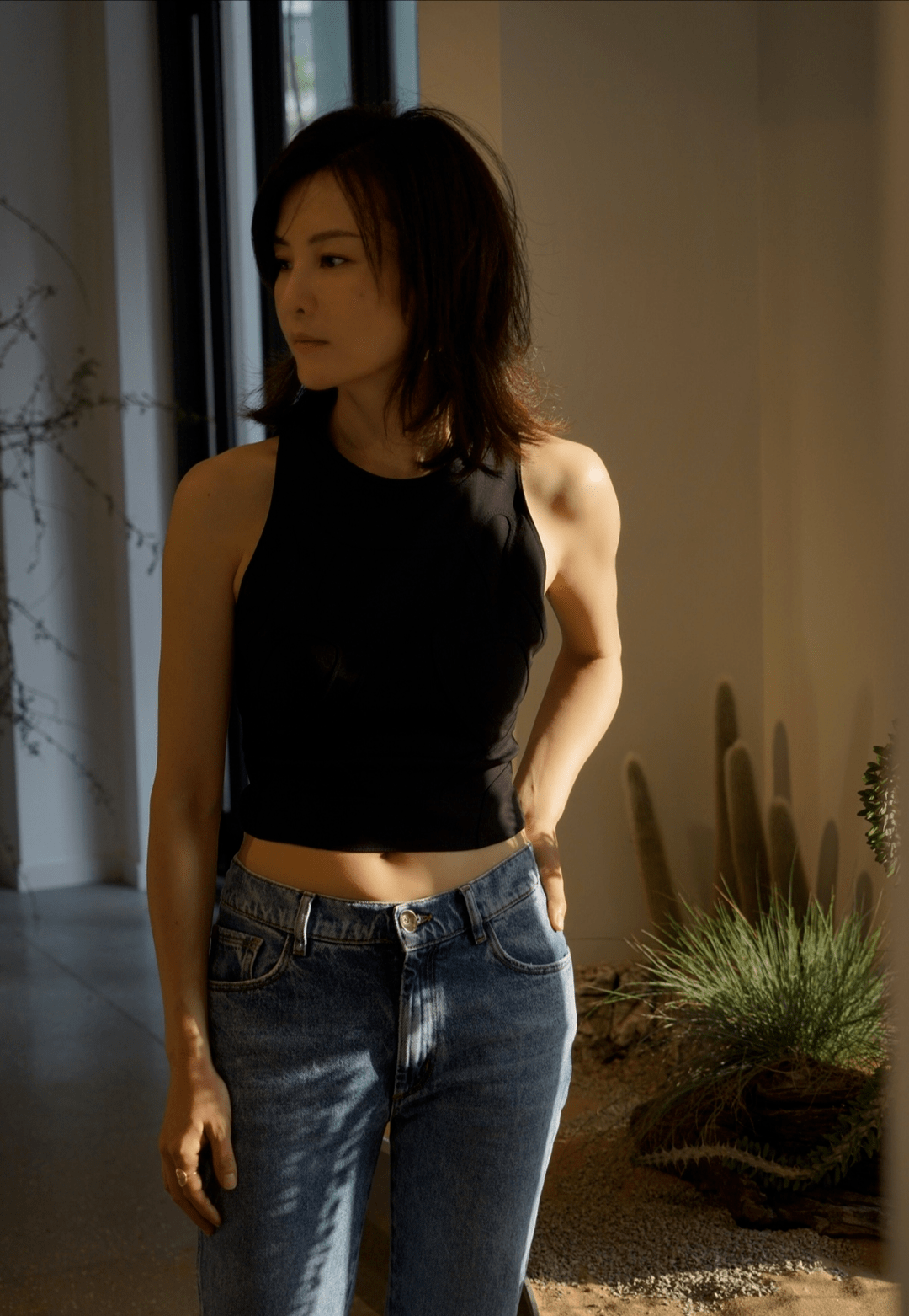 原创刘孜一看就是自律身材穿健美背心配牛仔喇叭裤瘦而不柴太厉害