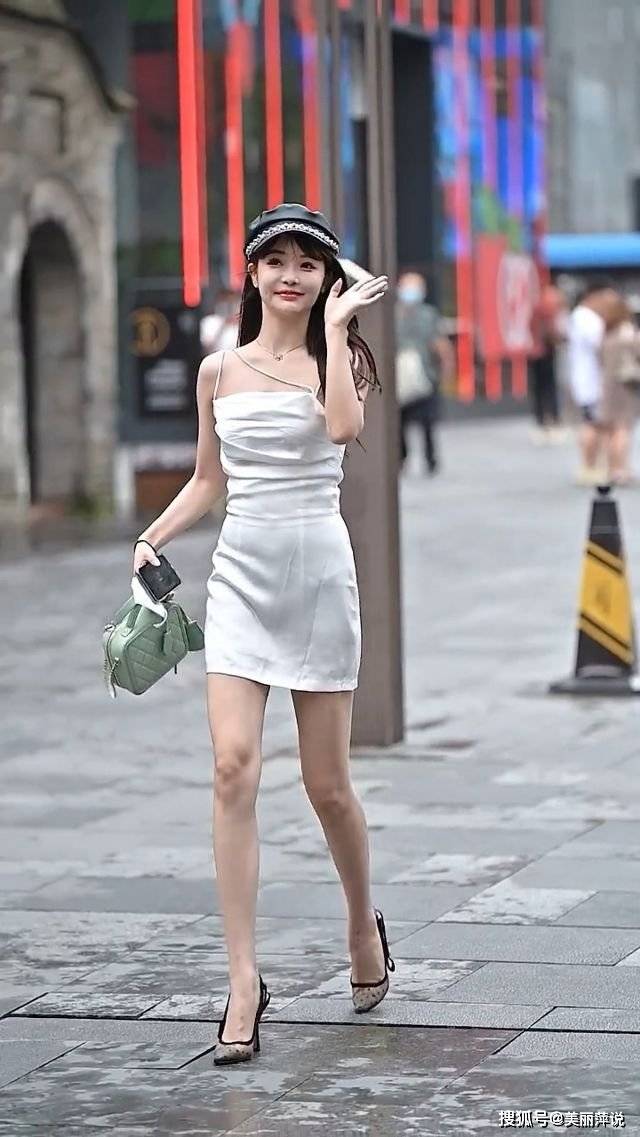 美女街拍:美女开叉连衣裙既能凉爽,又能够让长腿得以展露