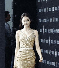 单照美|热巴求你赶紧抗衰吧，单照美出圈，合影却被十八线吊打？