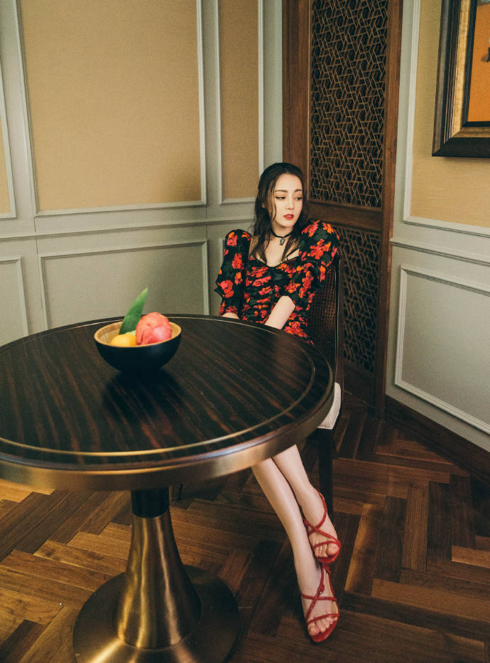 后所|别被胖迪两字骗了,当她换上裹身裙后所呈现出的腰,细到让人崩溃