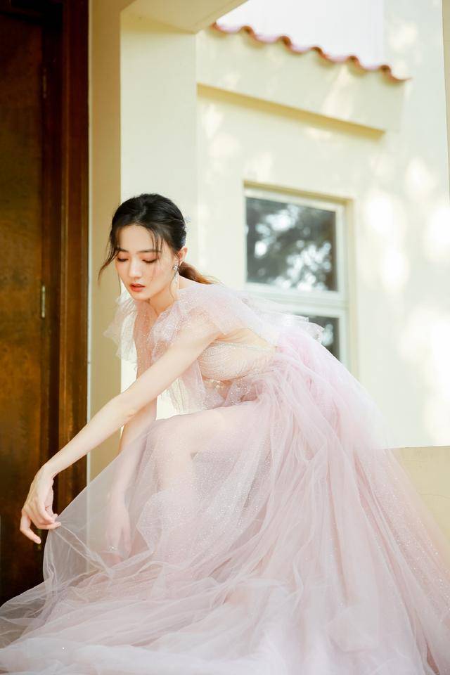 粉色|徐璐分手后愈发精致了，穿淡粉色轻纱裙似仙女下凡，美到让人心动