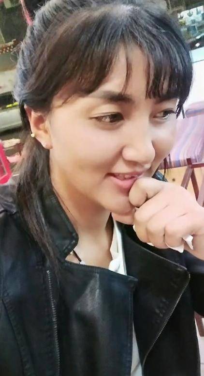 网红拉姆火化告别会现场曝光,姐姐崩溃痛哭带骨灰回家乡