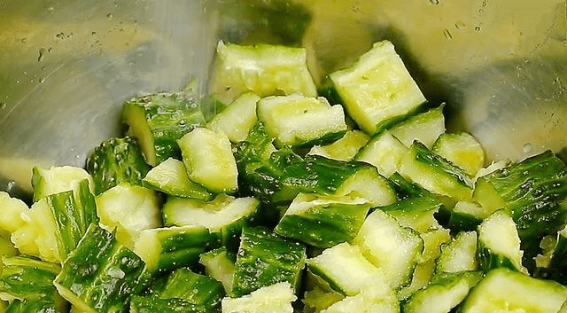 在家怎么做凉拌黄瓜好吃又简单 9901341eec504d5e966dd5f65e1ab8f9.png