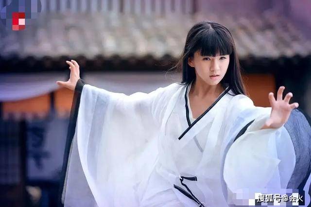 杨丽萍|原创杨丽萍侄女小彩旗吻戏引热议,李成儒评价:动真格了,因为有黏液