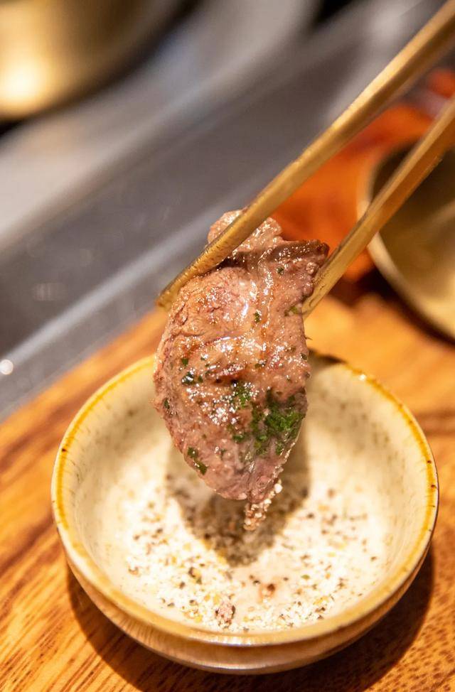 花图缘|竟然是在“石头”上烤？火了三年的韩式烤肉