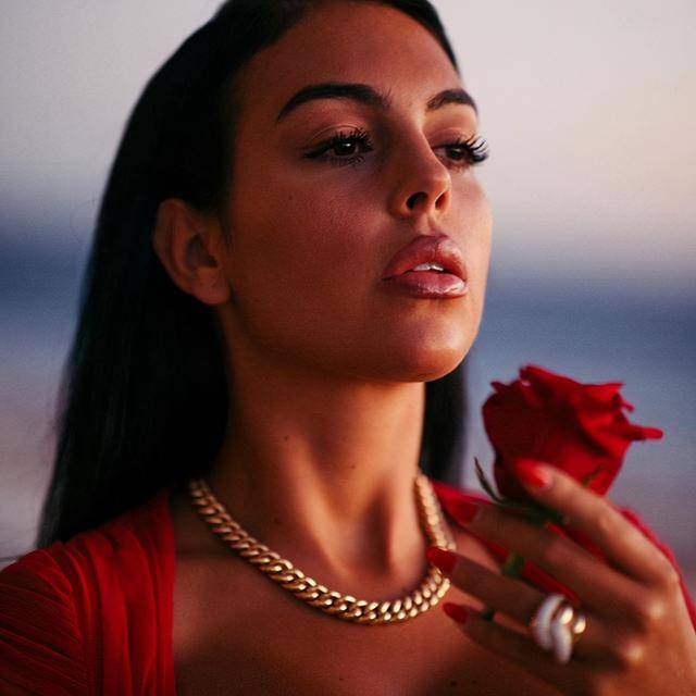 身材|罗太太乔治娜不仅炫富还爱秀身材，大长腿放洗手台上真撩人