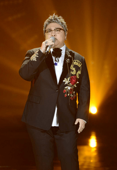 西装|49岁韩红瘦出尖下巴！穿西装戴领结大佬范十足，还是胖了更好看