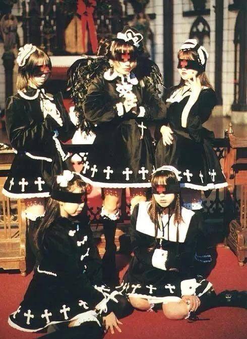 top|lo圈迷惑行为大赏，公车上蹦迪、冲上b站掉粉榜top的土味名媛一个比一个虎！