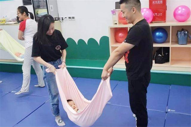 如何在家里，锻炼孩子的前庭平衡觉？