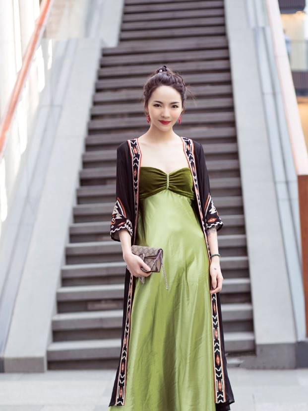 连衣裙|当夏的流行款来了，绿色裹胸连衣裙显高还衬肤，穿上身就变美！