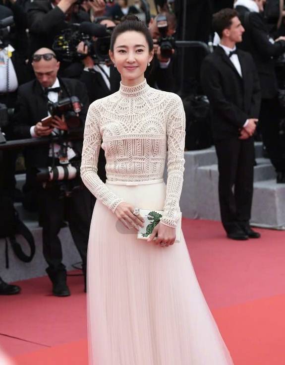 衣服|当明星可真累，王丽坤为了秀出小蛮腰，衣服紧得连腰都不能弯！