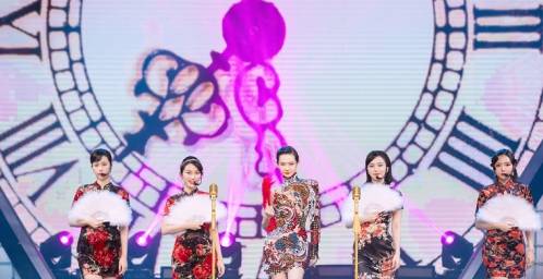 戚薇|当戚薇撞衫钟楚曦，没她酷但比她甜，龙纹旗袍韵味十足