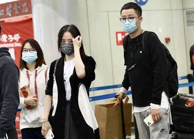 张靓颖现身机场获小男友陪伴超甜蜜,穿短裙美出新高度