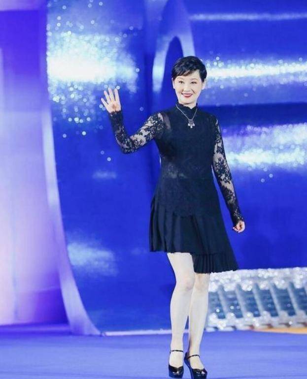 徐帆与陈小艺江珊同框,穿格纹披风优雅时髦,合影站c位
