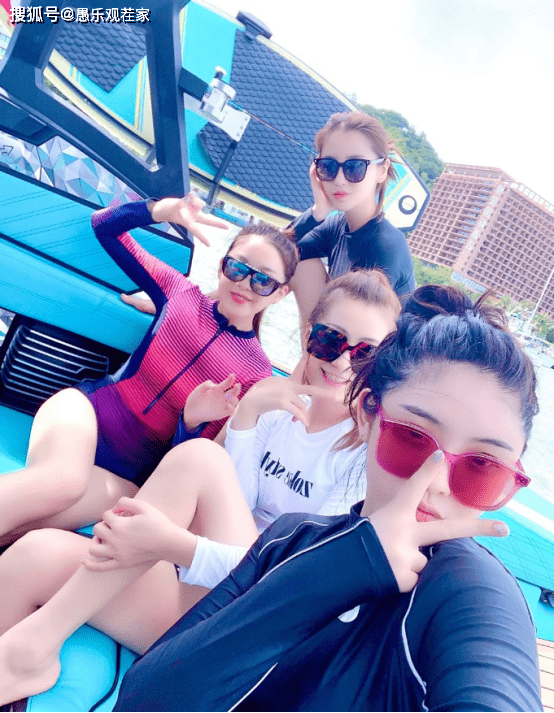 网友|原创杨颖与众贵妇合影被“镶边”，正面刚颜值气质，网友居然说她输了