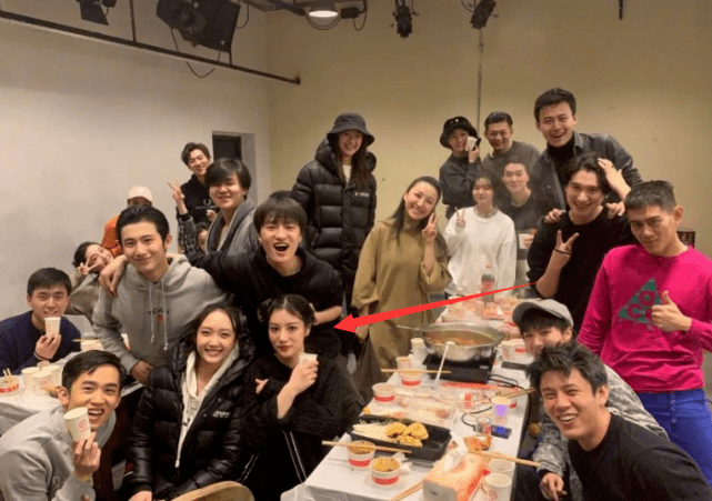 原创王俊凯大学同学聚餐照曝光,谁注意坐在他正对面的班花?我心动了