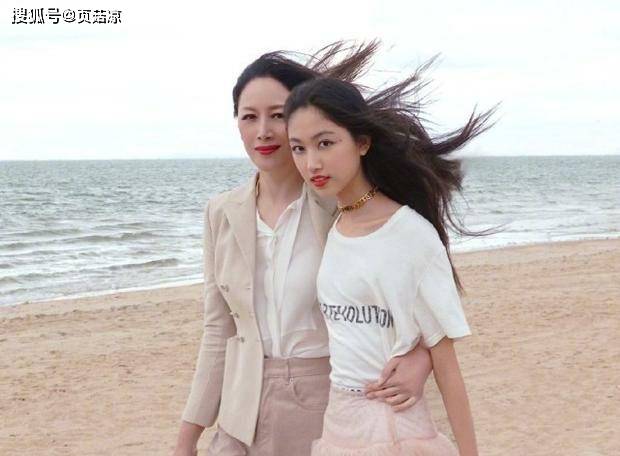 任达华妻子携女儿逛超市,任晴佳身高近1米8,逆天长腿不输超模