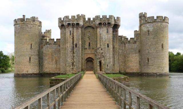 原创中世纪城堡的秘密:为什么城堡楼梯间是顺时针建造的?