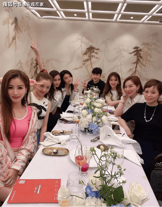 网友|原创杨颖与众贵妇合影被“镶边”，正面刚颜值气质，网友居然说她输了