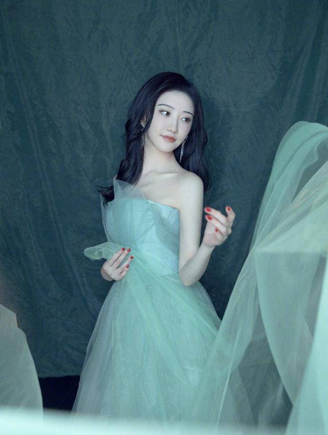 资源|原创她是公认的白富美，资源曾让人眼红，如今却连番位也不保了