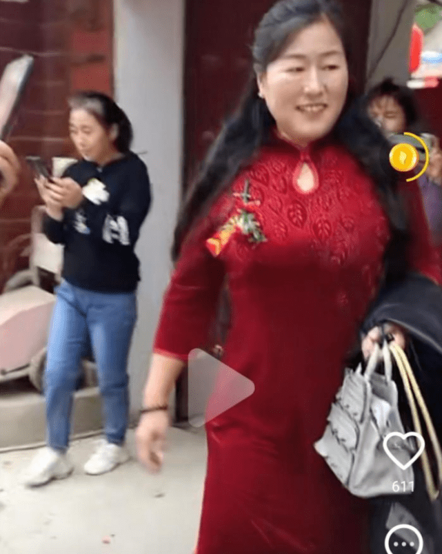 大衣哥儿子结婚有排面!一箱子现金外加两套房,儿媳颜值不输女星