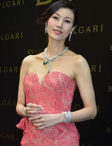49岁黎姿近照粉衣扮少女,手却暴露年纪