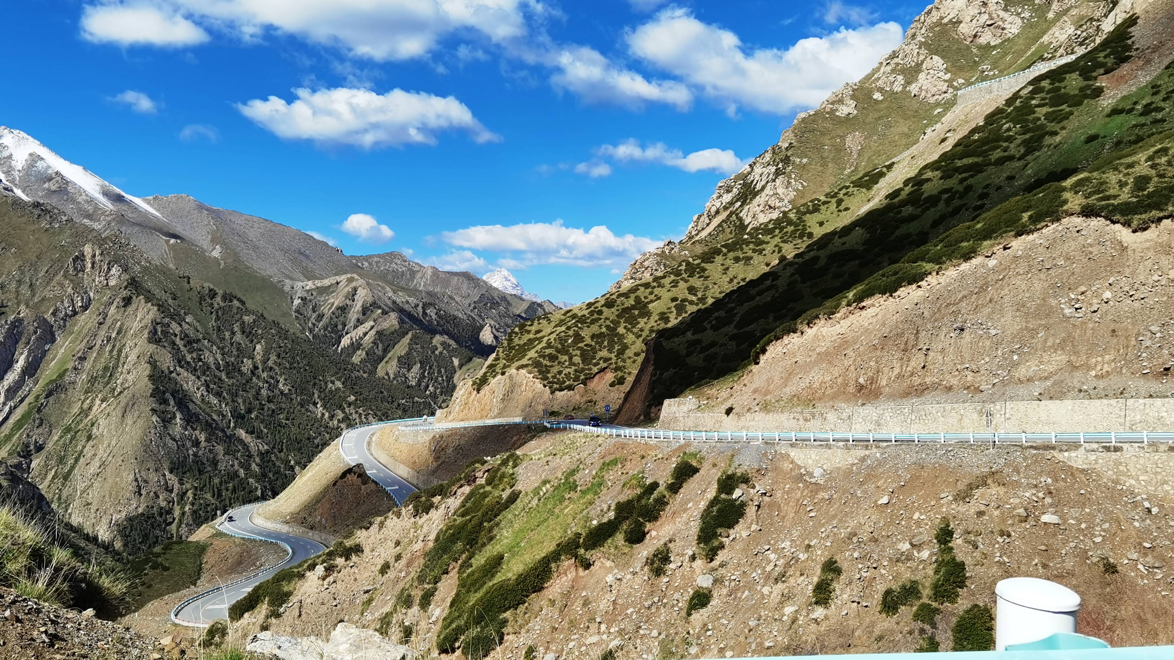 穿行在独库公路南段湖泊雪山草原山谷一路风光无限