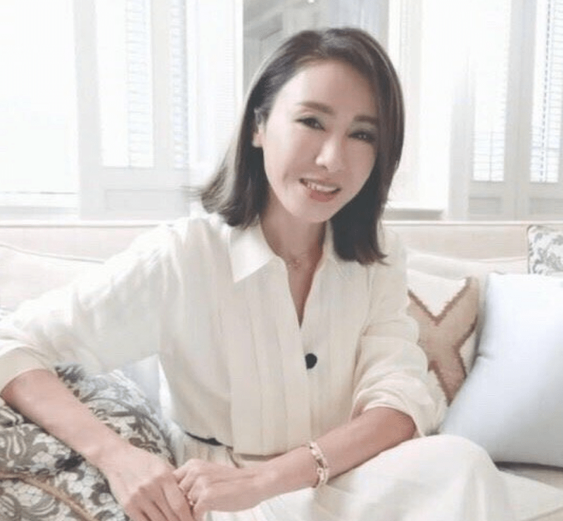 49岁黎姿近照粉衣扮少女,手却暴露年纪
