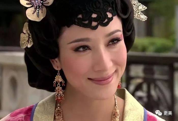 杨怡|曾经tvb一姐，演技一流，也把自己整僵了，假体太明显了...