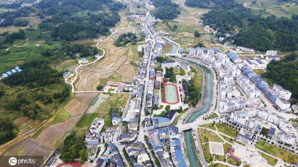 1/ 12 琊川地处贵州省遵义市凤冈县南部,三条街道并行,酷似一个"川"