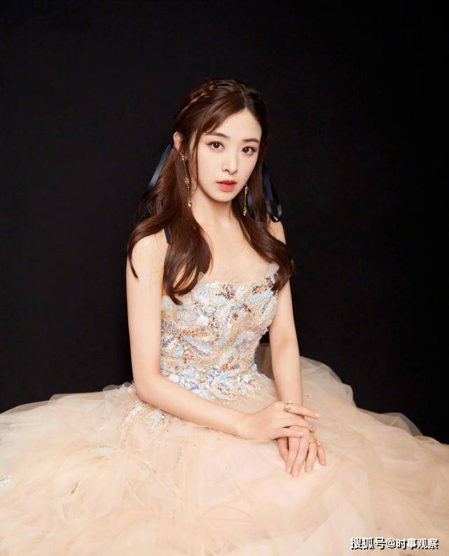 花边|张含韵气质开挂，一袭红色花边领连衣裙甜美可爱，长卷发时尚减龄