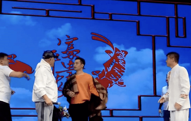 赵本山遭“女观众”失控强吻 结局反转