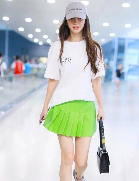 女王|怪不得杨颖成不了带货女王，看她穿的“原谅裙”，一般人不敢驾驭