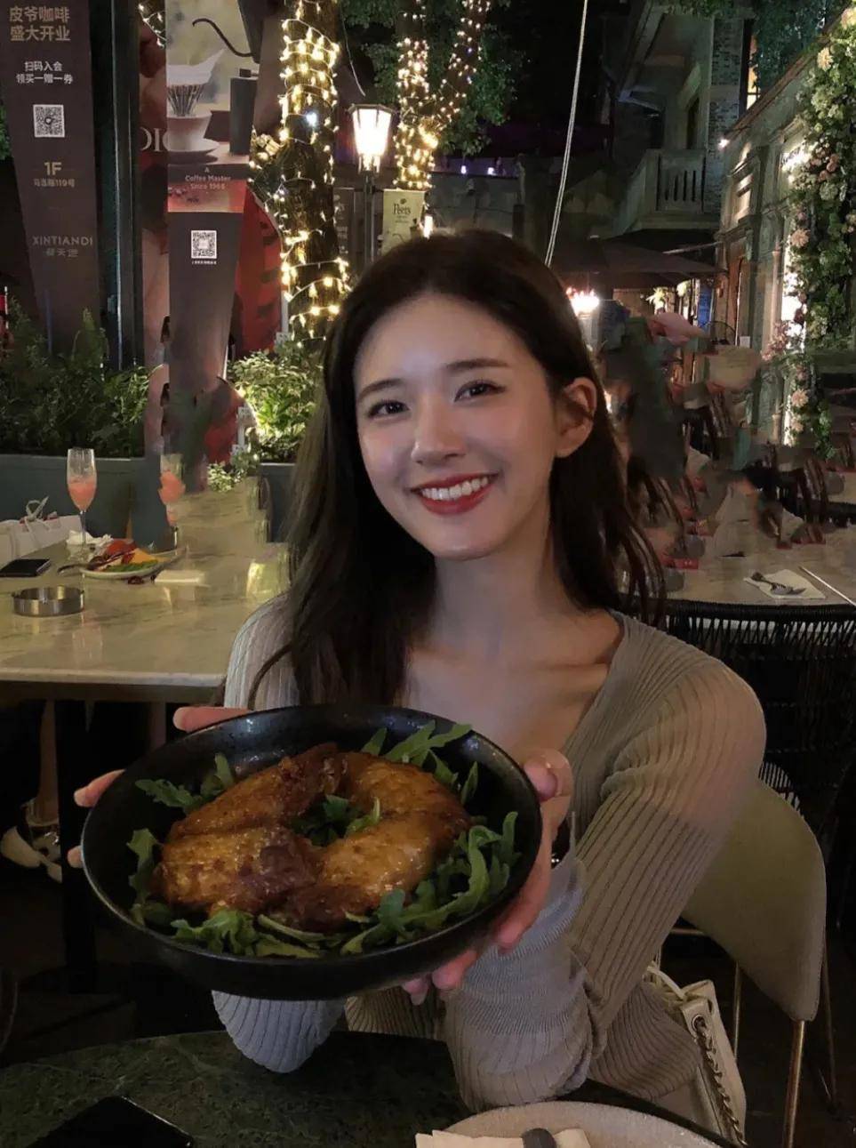 款式|网红明星针织衫穿搭，正确开启秋天模式！