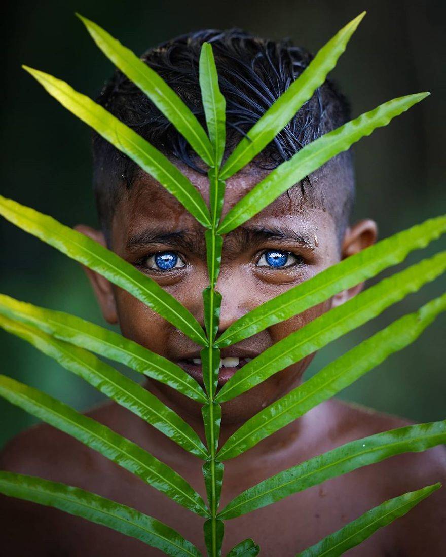 拥有蓝色电眼的印尼土著,这是基因缺陷所导致的罕见遗传病!