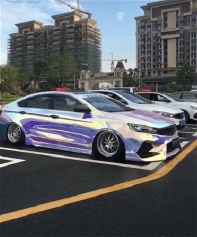 改装空气悬挂的吉利缤瑞,全车"电镀七彩色",给人一种超跑风格