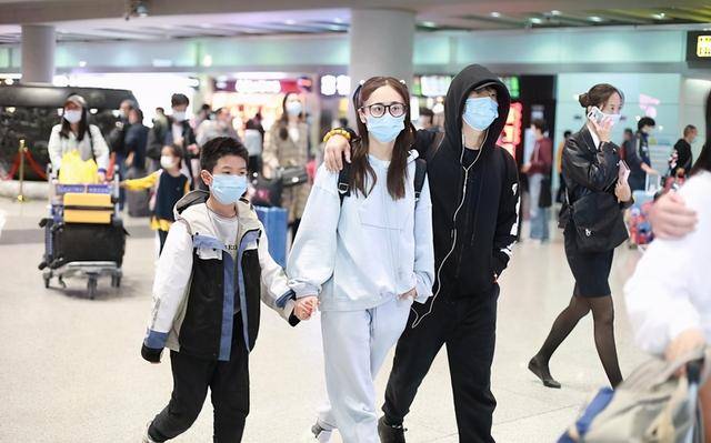 双肩|刘芸只顾打扮自己，9岁儿子衣服小到露肚腩，双肩耷拉仪态像郑钧