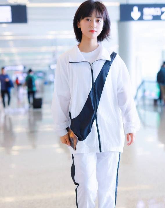 老爷爷|恭喜沈月又穿对了一次，打扮成打太极的老爷爷，却美回颜值巅峰！